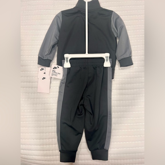 Nike NWT Boys' 2-Piece Tracksuit - Picture 2 of 3